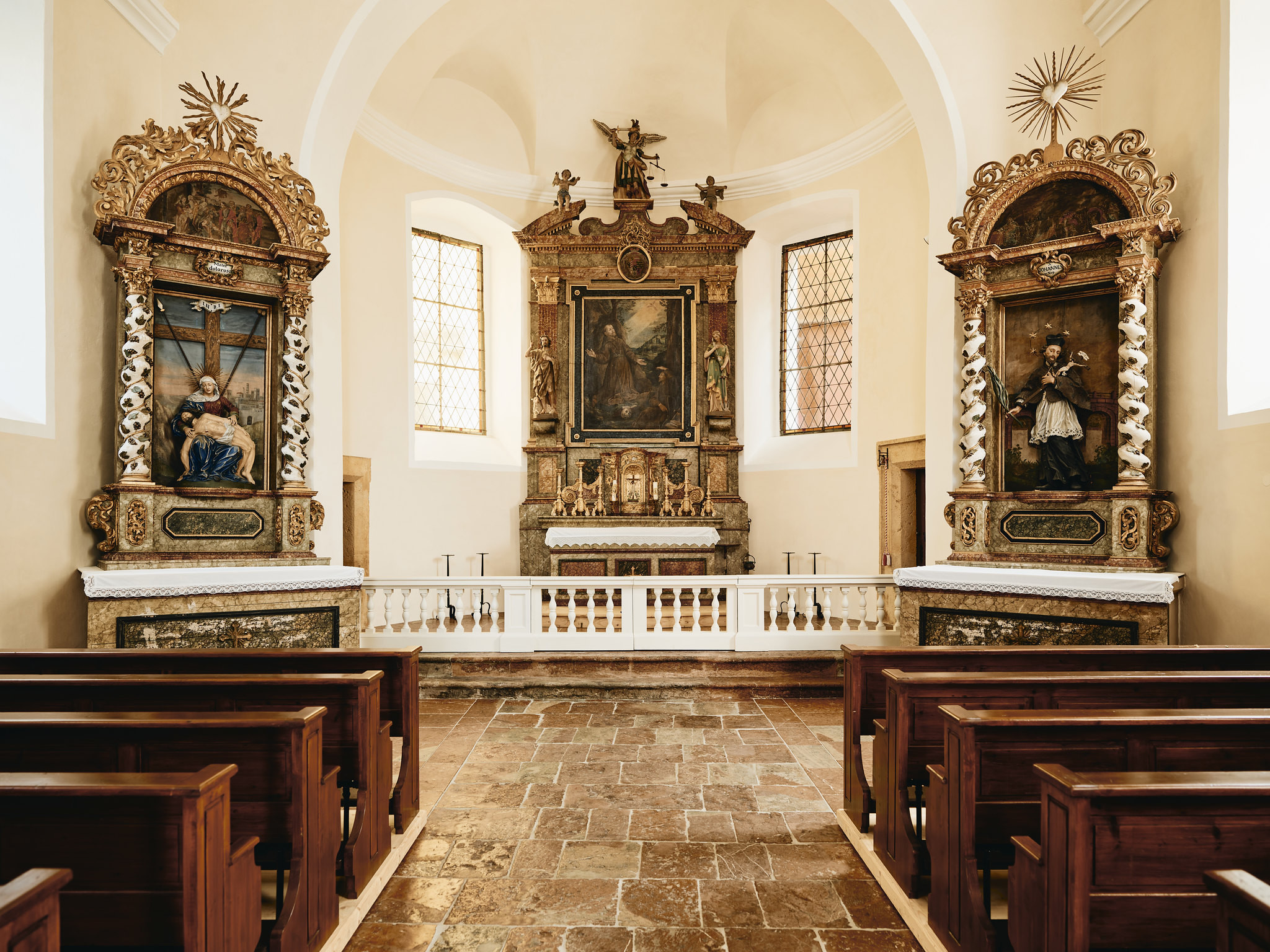 Altarraum der Filialkirche Hl. Franziskus