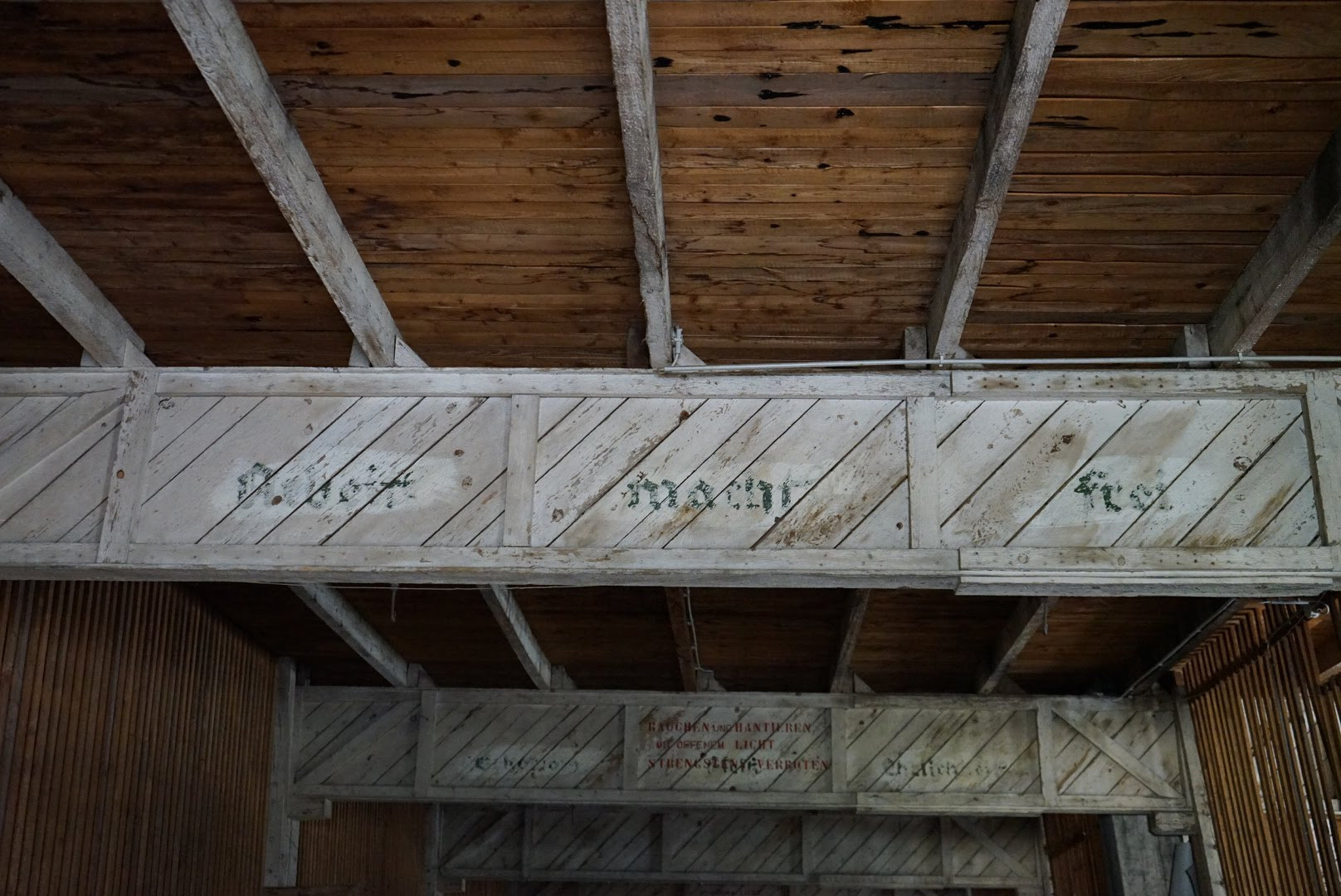 Zynische Inschrift im ersten Stock des Objekts 10 am Gelände der Birago-Kaserne - "Arbeit macht frei"
