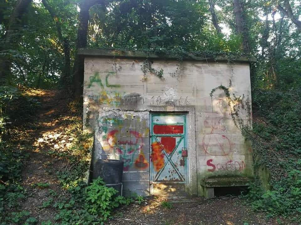 Der Wasserhochbehälter beim "Kupferschmiedkreuz" südlich des ehemaligen KZ-Areals wurde 1944 von KZ-Häftlingen errichtet.