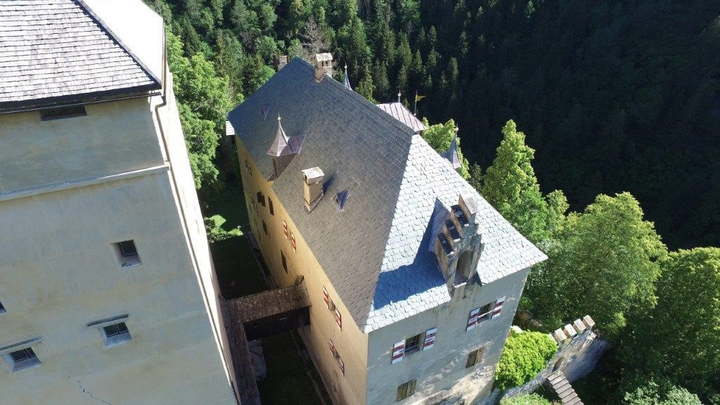 Wohngebäude der Burg von oben