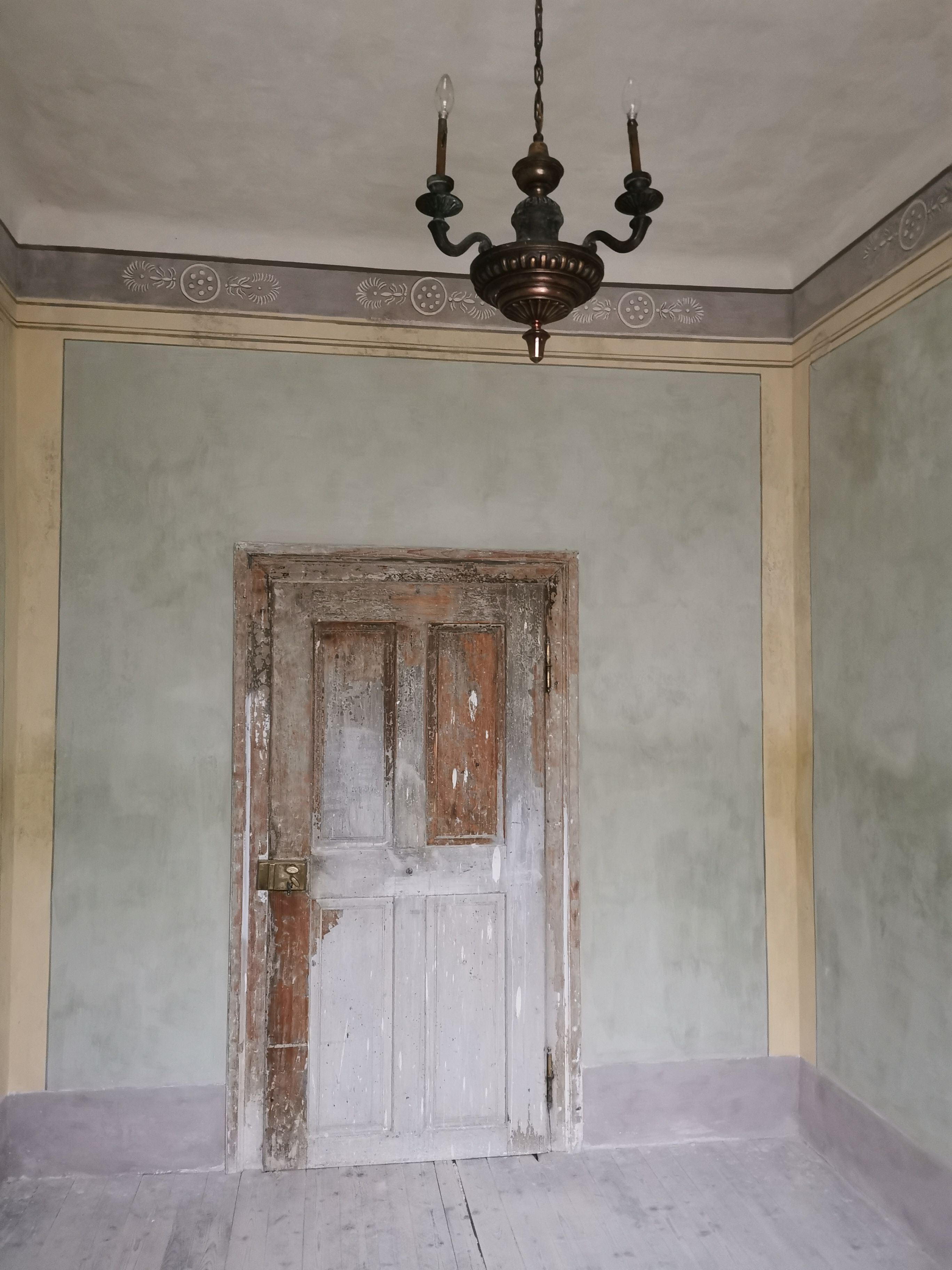 Zimmer mit Tür nach der Restaurierung