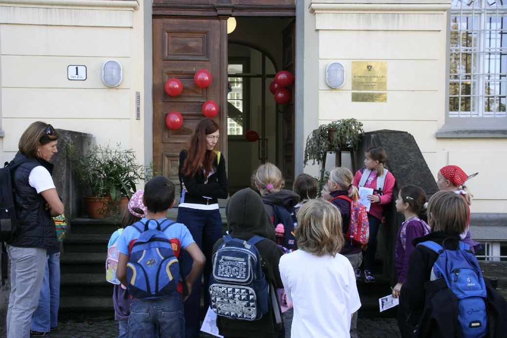 Kinder vorm Haupteingang des Denkmalamtes