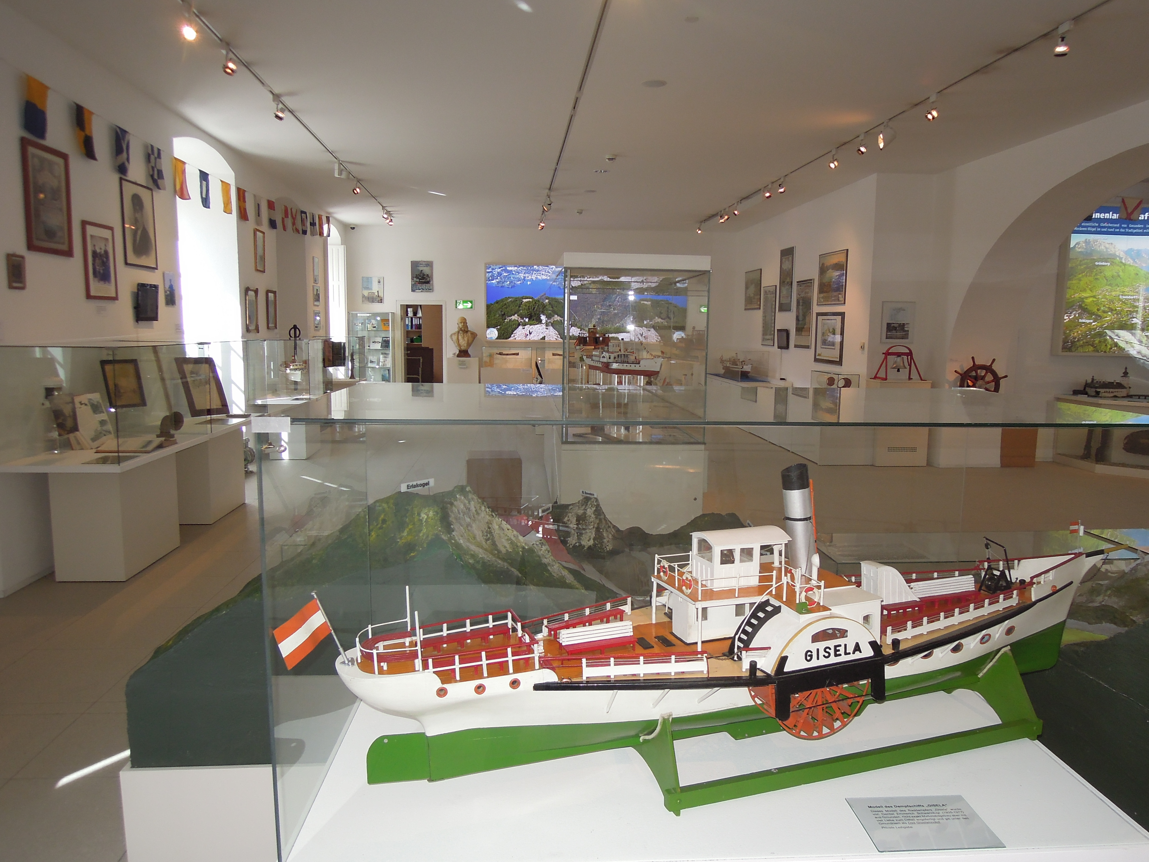 Blick in die Ausstellung "150 Jahre Raddampfer Gisela" im K-Hof Museum Gmunden