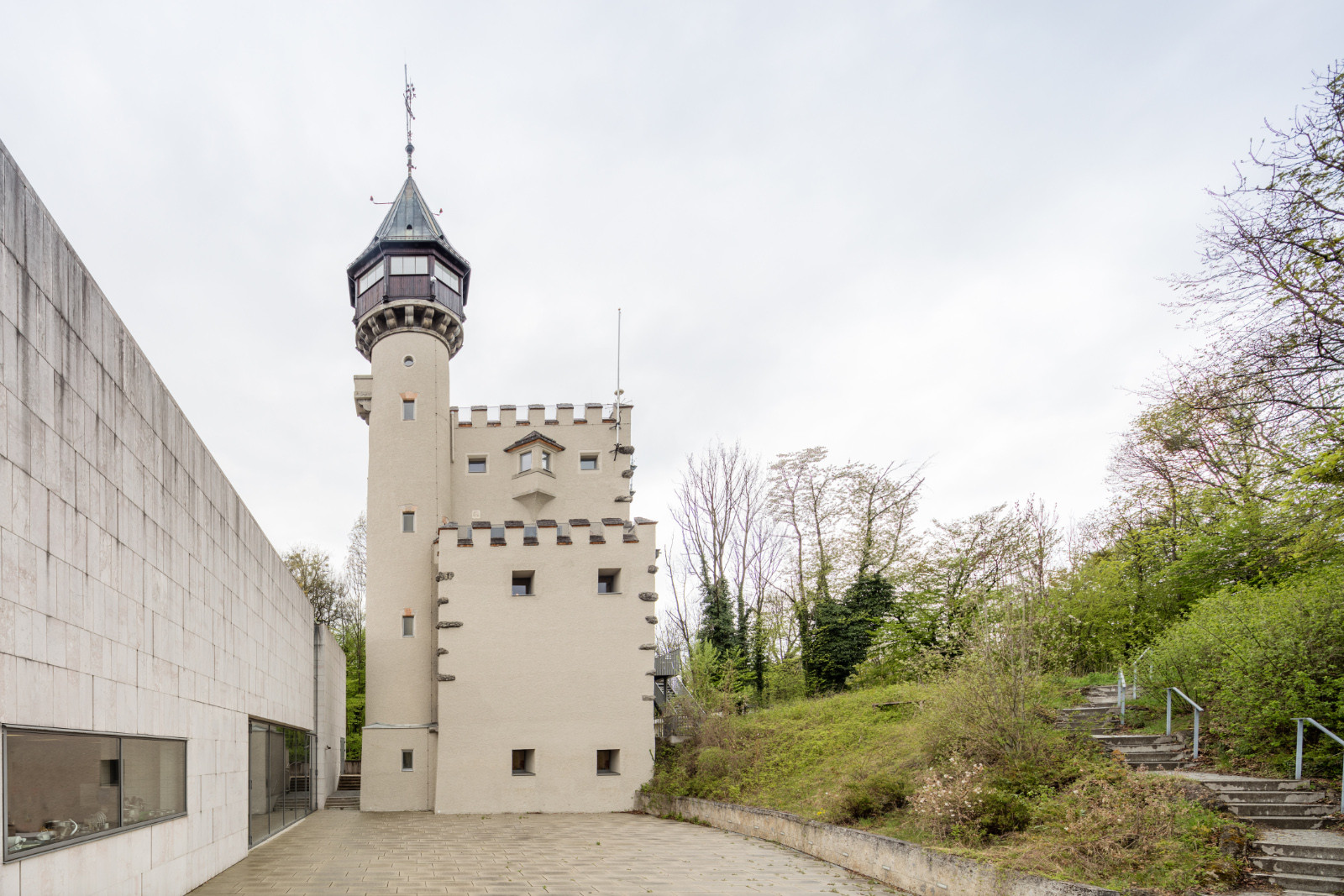 Museum der Moderne mit Amalie-Redlich-Turm