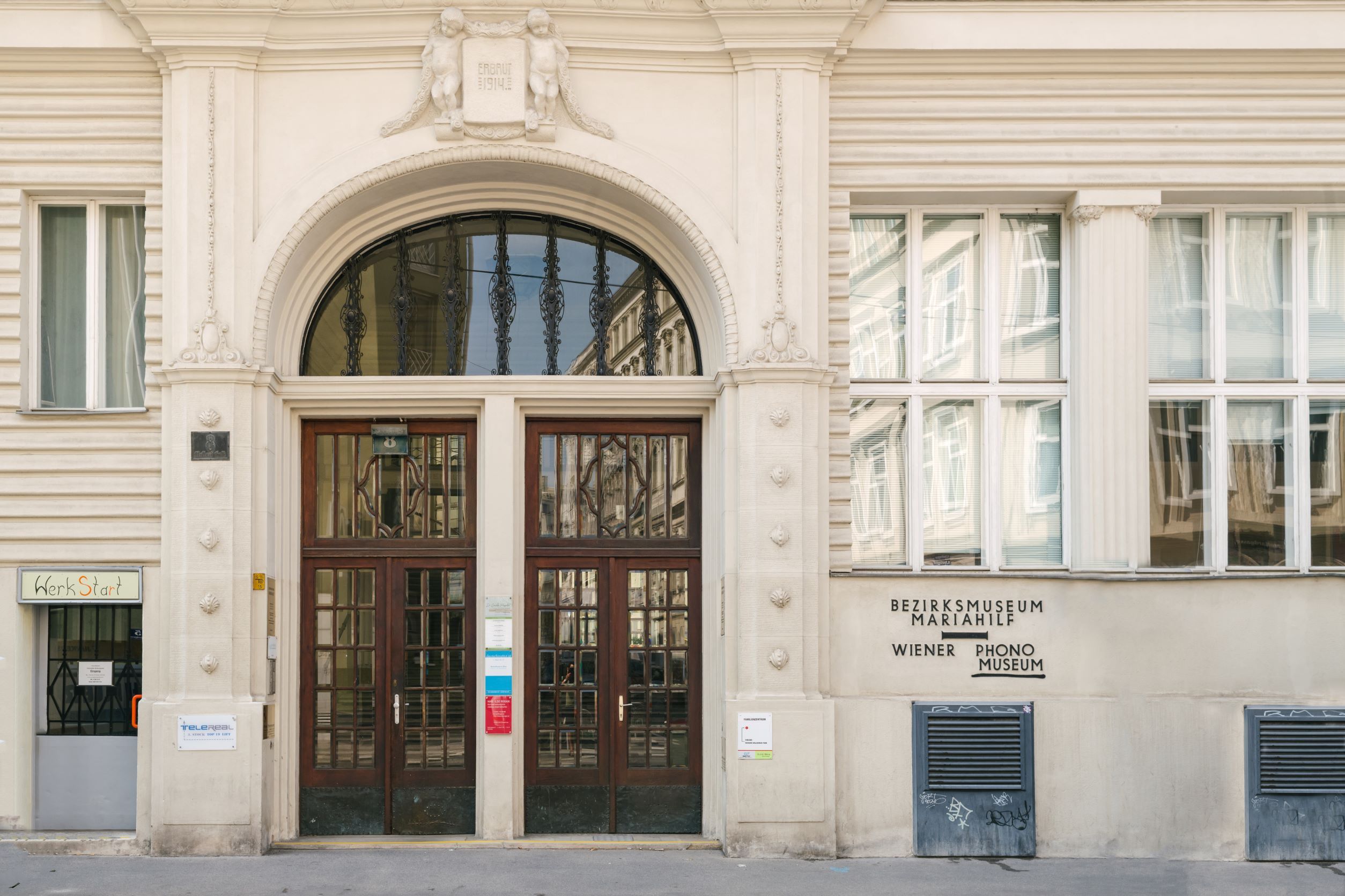 Außenansicht des fünfgeschossigen Bauwerks mit Jugenstilfassade, in dem Bezirksmuseum Wieden im Mezzanin angesiedelt ist.