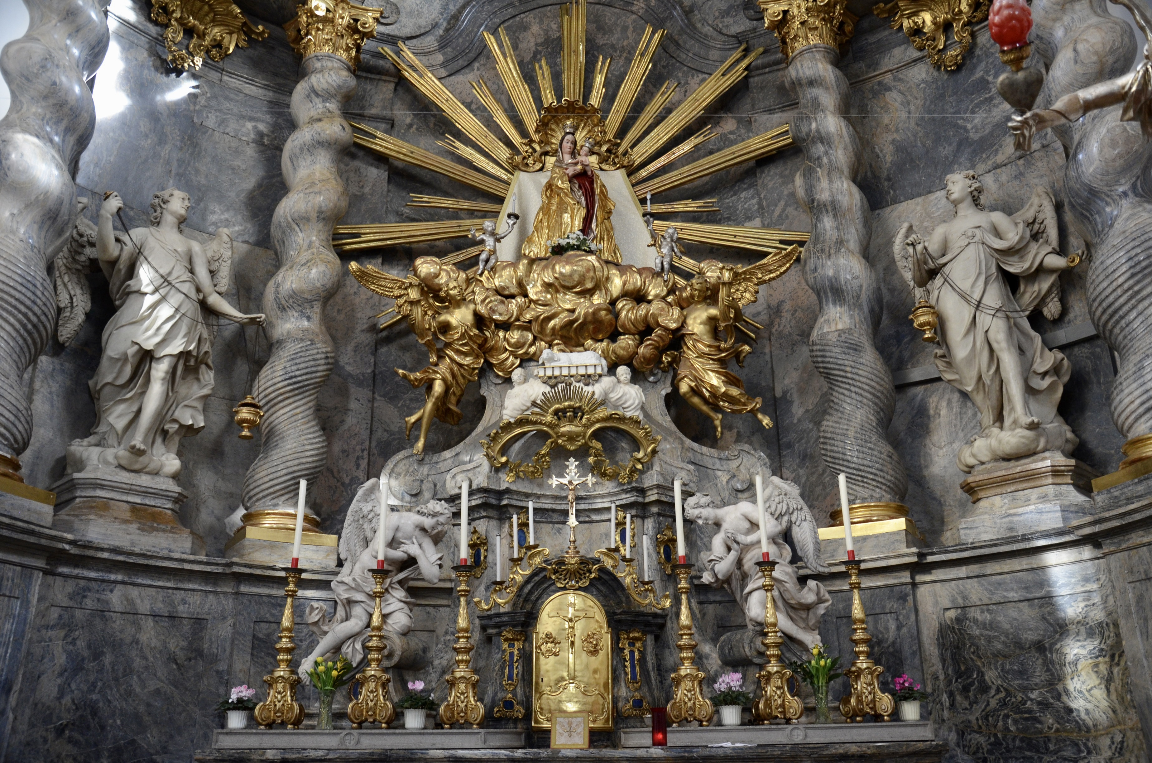 Altarraum mit Gnadenstatue