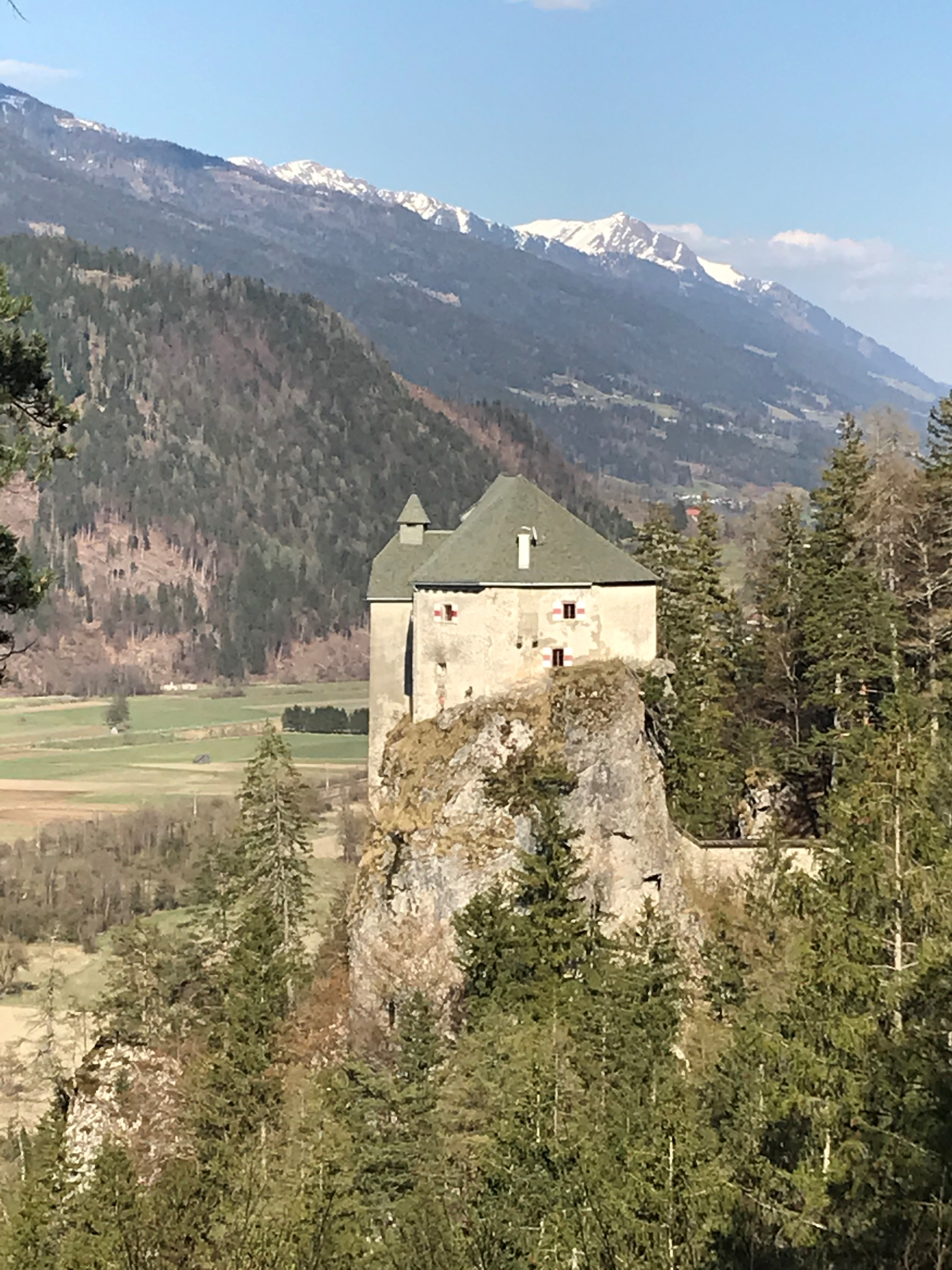 Blick auf das auf einem Felssporn gelegene Schloss